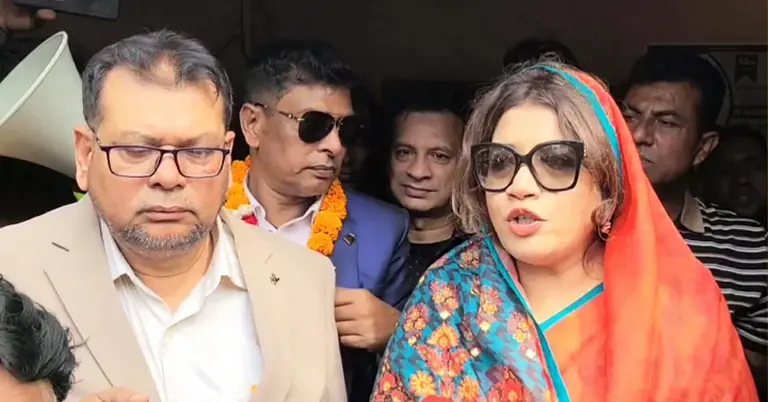 সাংবাদিকদের সঙ্গে কথা বলেছেন শামা ওবায়েদ